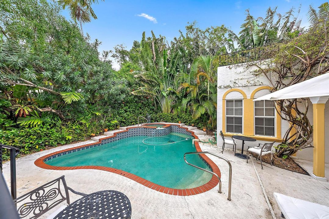 325 Seaspray Avenue-16