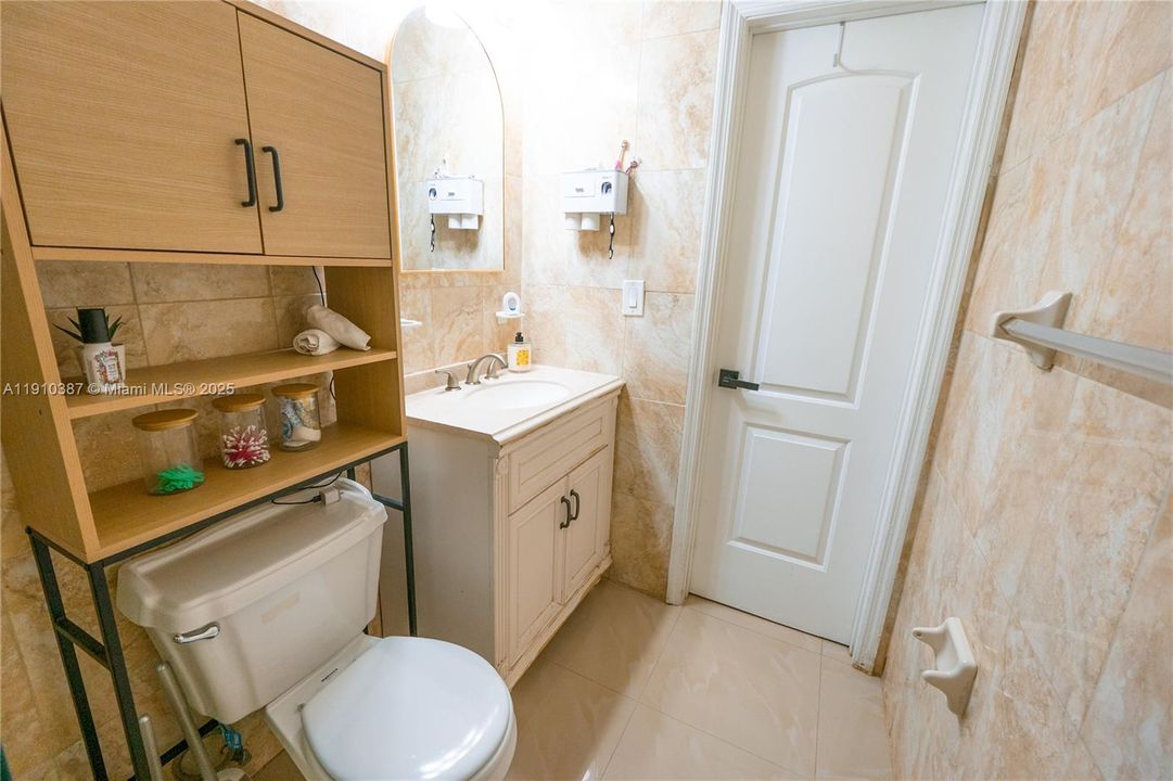 Active With Contract: $415,000 (2 beds, 1 baths, 1356 Square Feet)