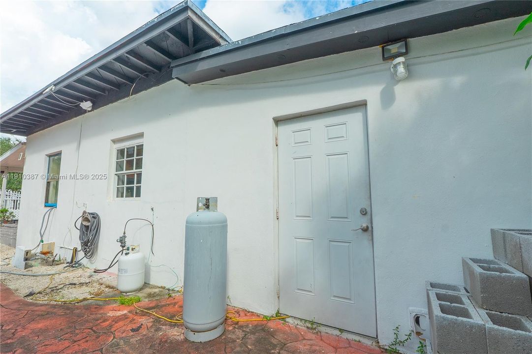 Active With Contract: $415,000 (2 beds, 1 baths, 1356 Square Feet)