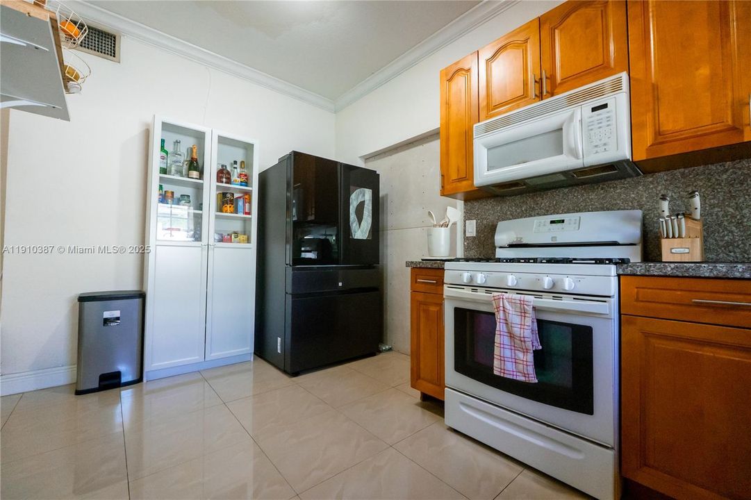 Active With Contract: $415,000 (2 beds, 1 baths, 1356 Square Feet)