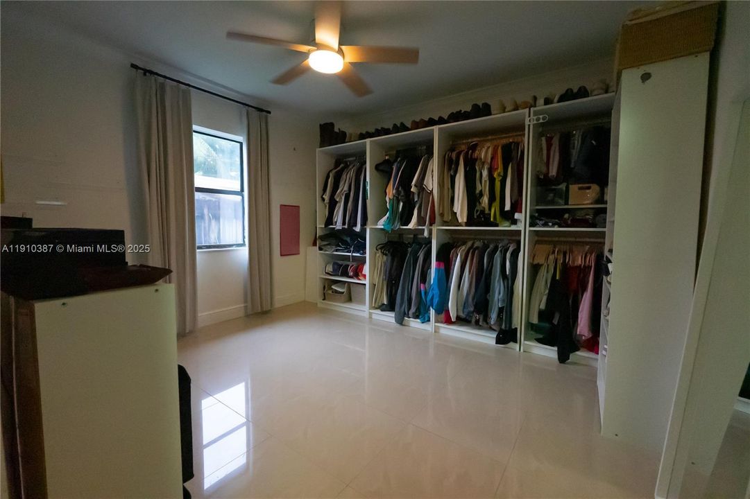 Active With Contract: $415,000 (2 beds, 1 baths, 1356 Square Feet)