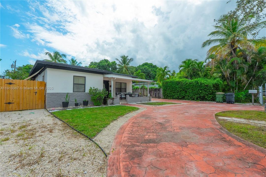 Active With Contract: $415,000 (2 beds, 1 baths, 1356 Square Feet)