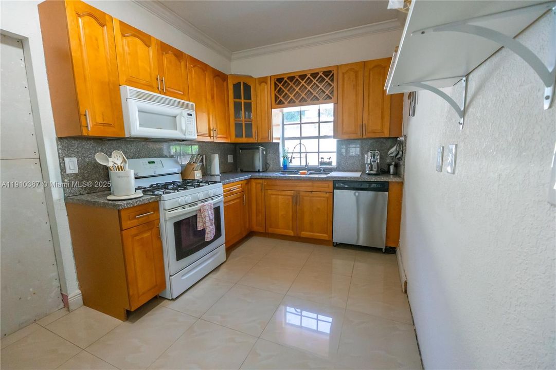 Active With Contract: $415,000 (2 beds, 1 baths, 1356 Square Feet)