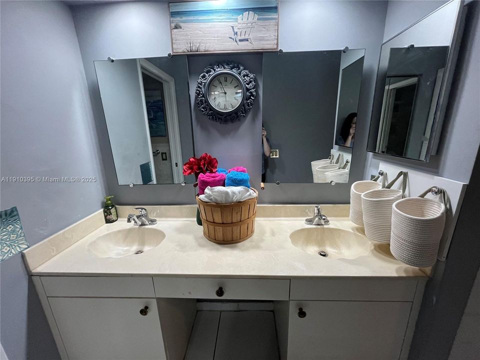 For Sale: $569,999 (3 beds, 2 baths, 1296 Square Feet)