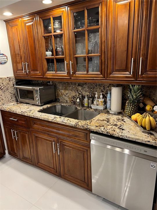 For Sale: $1,195,000 (2 beds, 2 baths, 1299 Square Feet)