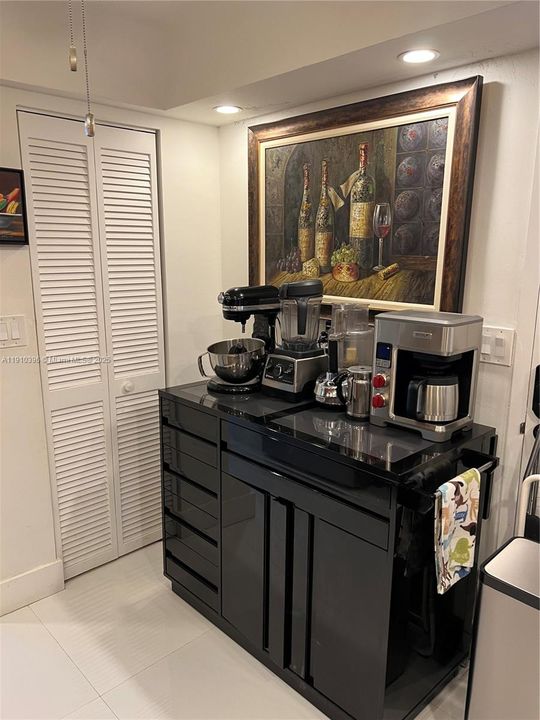 For Sale: $1,195,000 (2 beds, 2 baths, 1299 Square Feet)