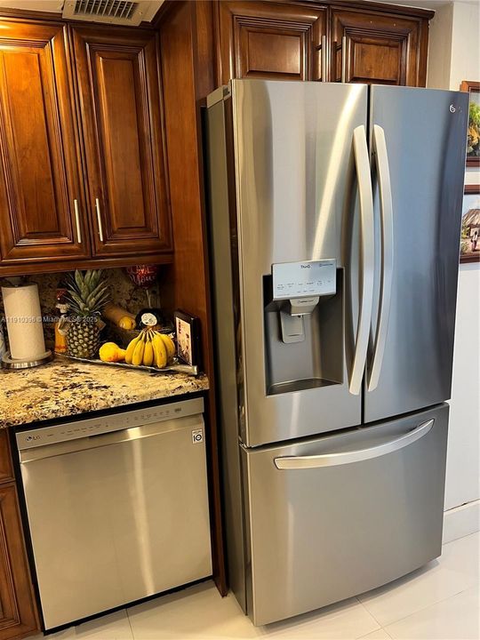 For Sale: $1,195,000 (2 beds, 2 baths, 1299 Square Feet)