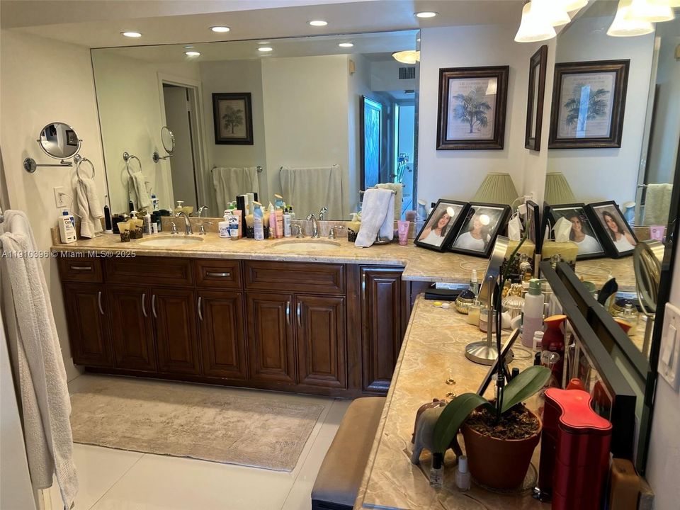 For Sale: $1,195,000 (2 beds, 2 baths, 1299 Square Feet)