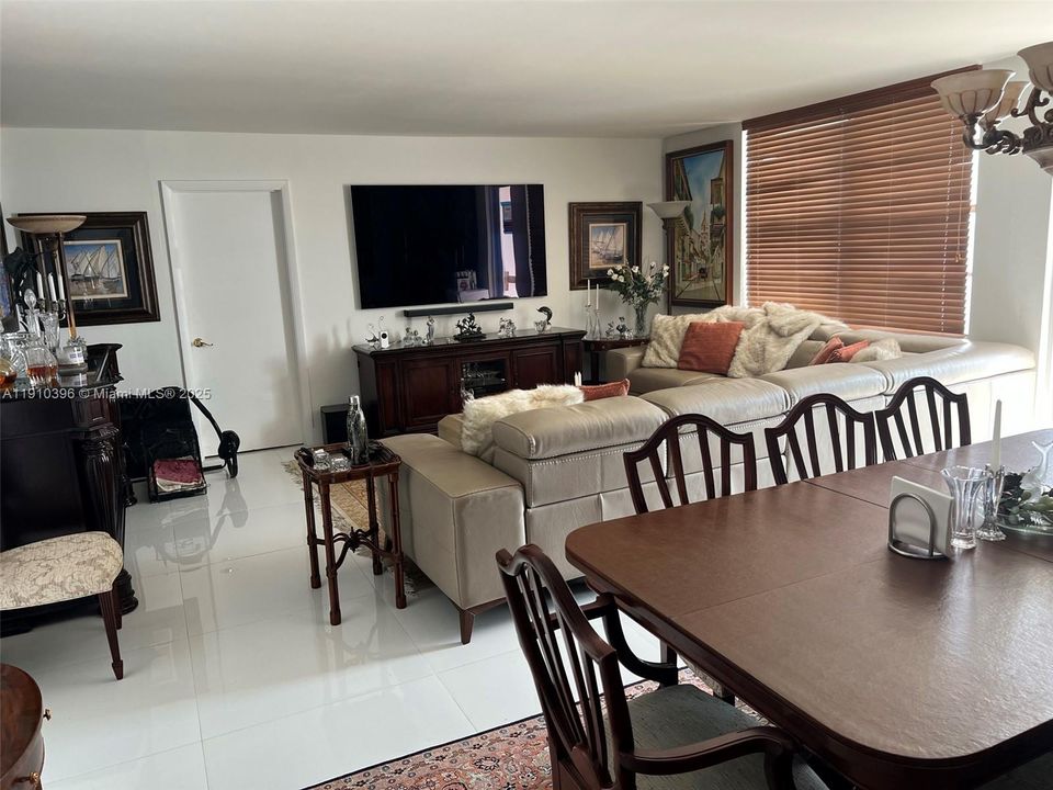 For Sale: $1,195,000 (2 beds, 2 baths, 1299 Square Feet)