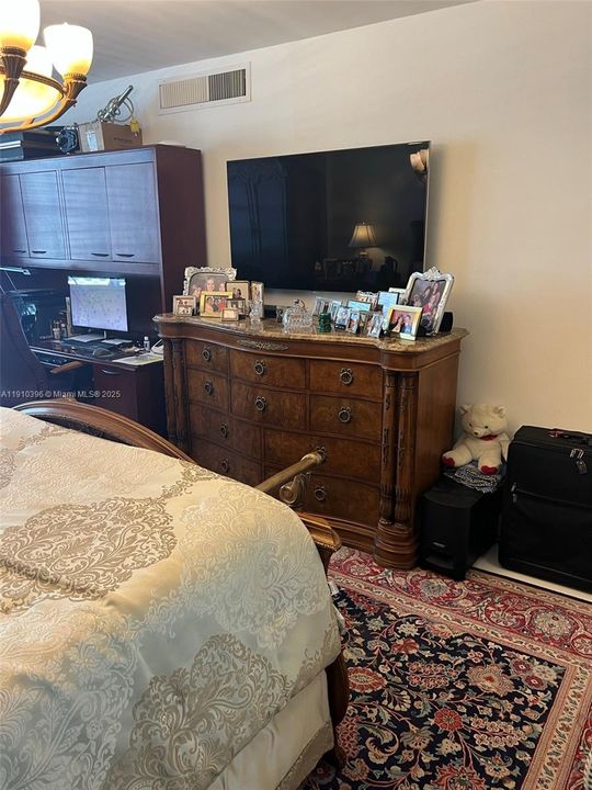 For Sale: $1,195,000 (2 beds, 2 baths, 1299 Square Feet)