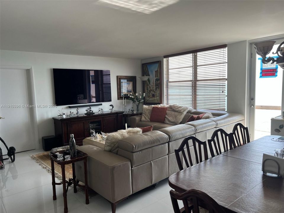 For Sale: $1,195,000 (2 beds, 2 baths, 1299 Square Feet)