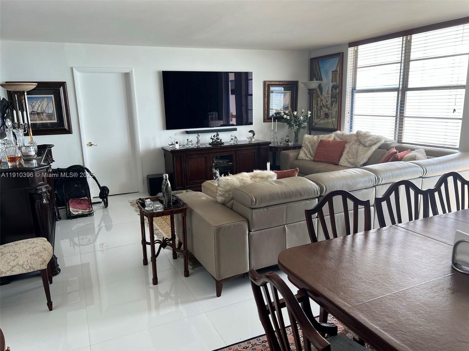 For Sale: $1,195,000 (2 beds, 2 baths, 1299 Square Feet)