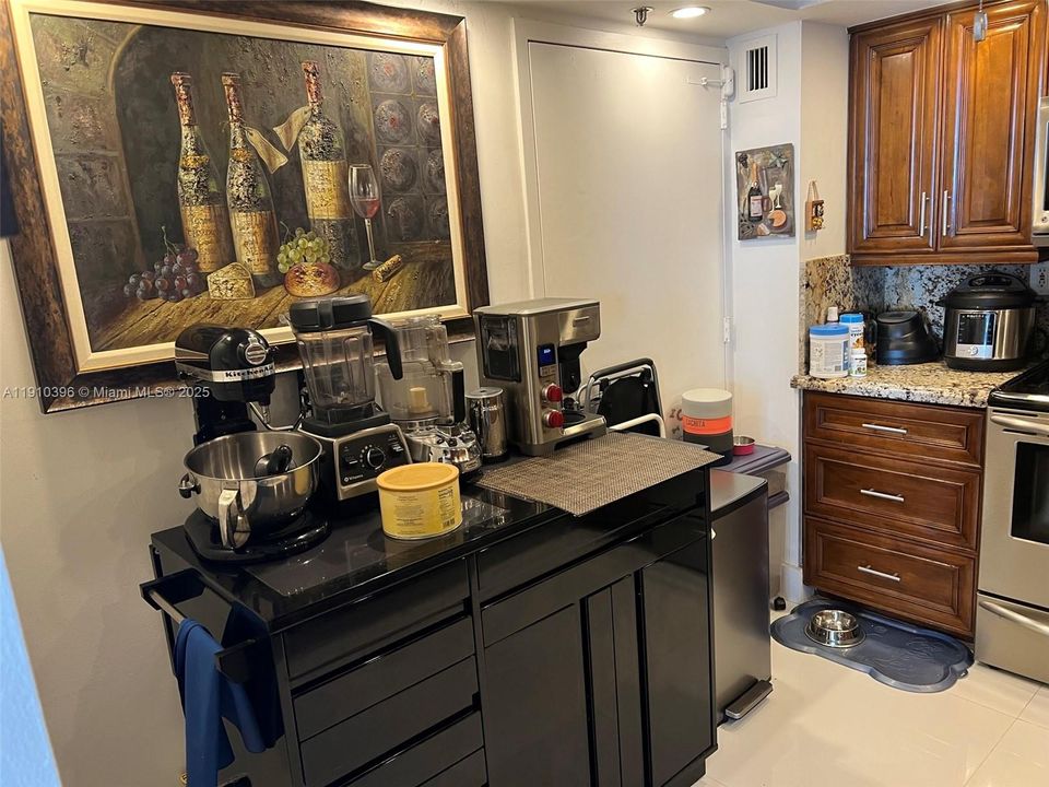 For Sale: $1,195,000 (2 beds, 2 baths, 1299 Square Feet)