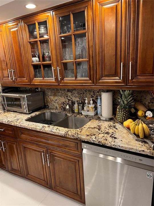 For Sale: $1,195,000 (2 beds, 2 baths, 1299 Square Feet)