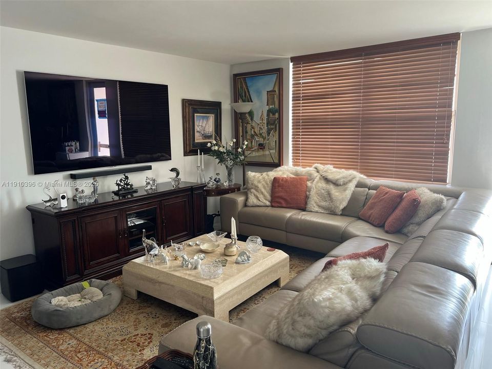 For Sale: $1,195,000 (2 beds, 2 baths, 1299 Square Feet)