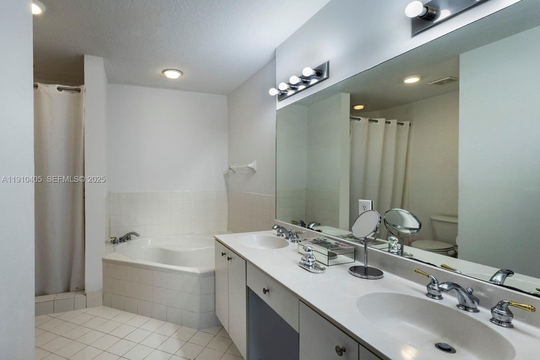 En Venta: $655,000 (4 camas, 3 baños, 1808 Pies cuadrados)