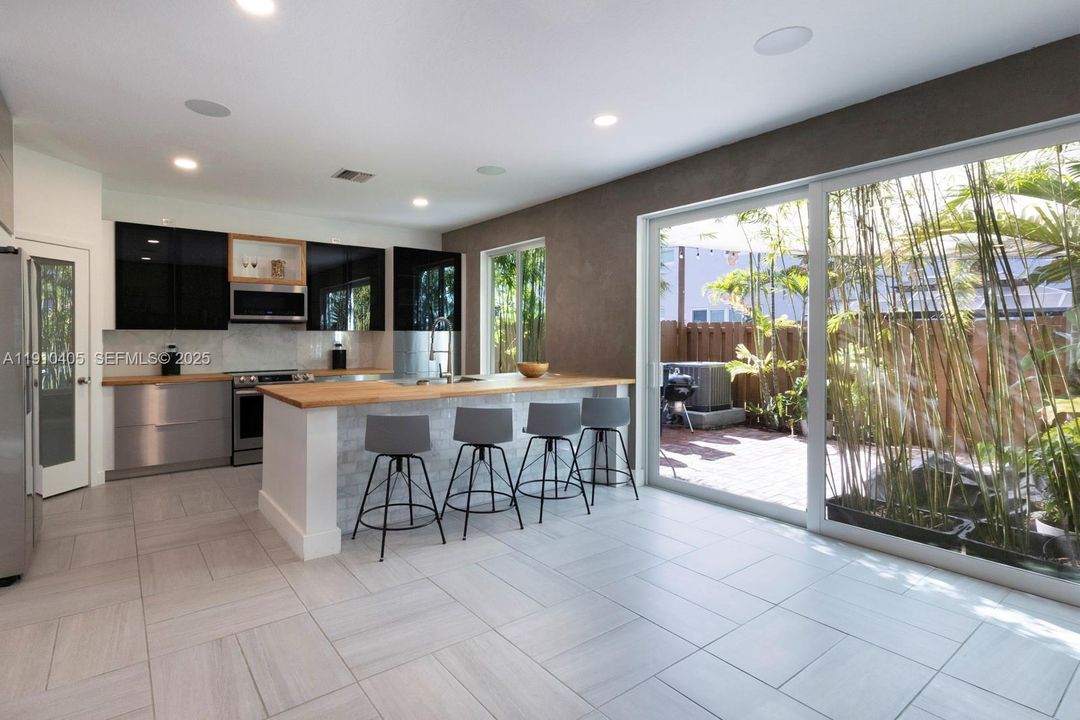 En Venta: $655,000 (4 camas, 3 baños, 1808 Pies cuadrados)