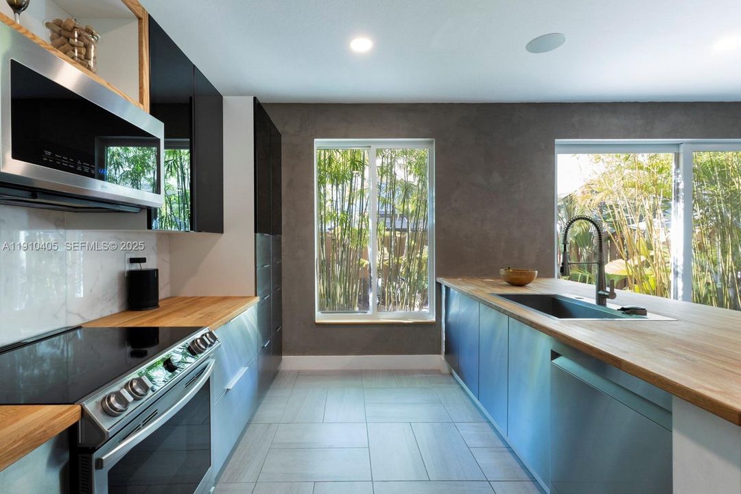 En Venta: $655,000 (4 camas, 3 baños, 1808 Pies cuadrados)