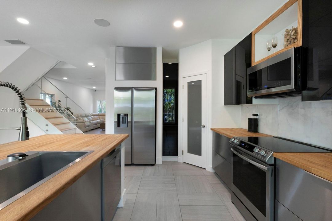 En Venta: $655,000 (4 camas, 3 baños, 1808 Pies cuadrados)