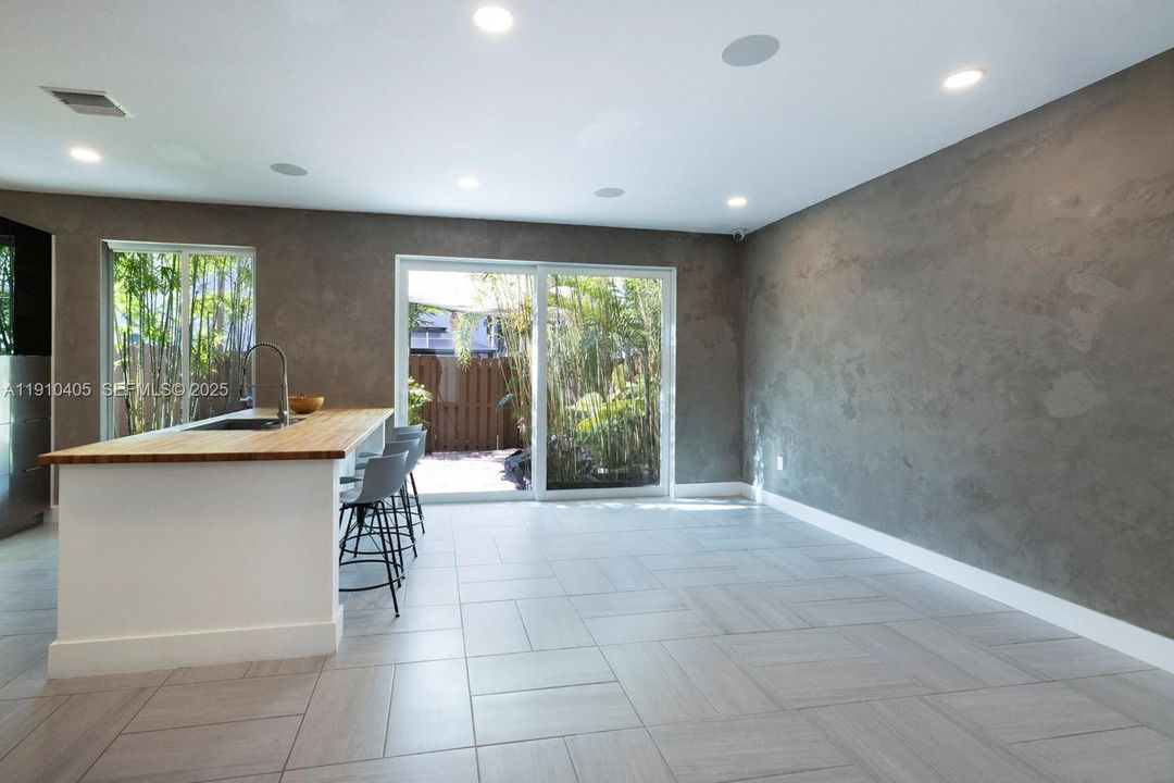 En Venta: $655,000 (4 camas, 3 baños, 1808 Pies cuadrados)