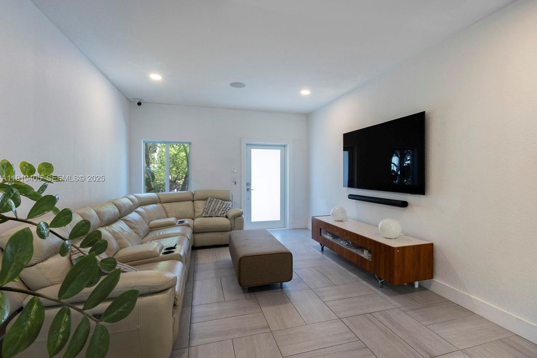 En Venta: $655,000 (4 camas, 3 baños, 1808 Pies cuadrados)