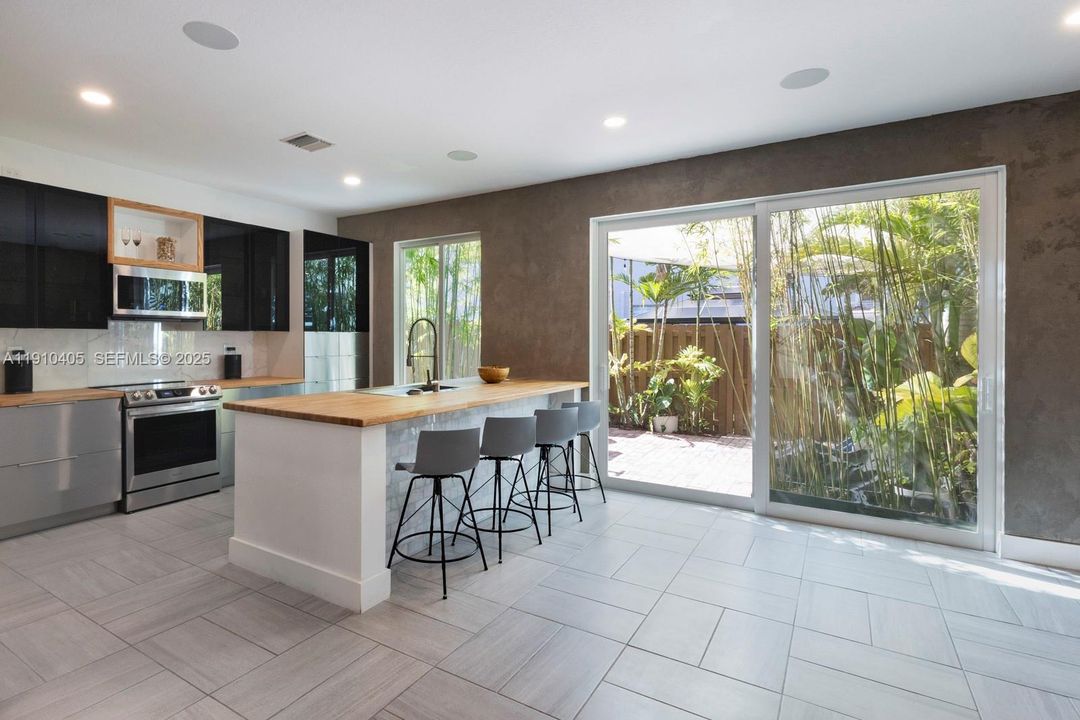 En Venta: $655,000 (4 camas, 3 baños, 1808 Pies cuadrados)