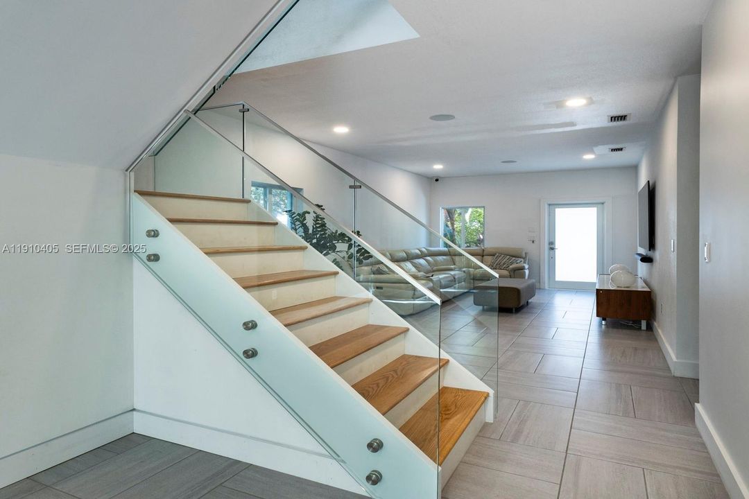 En Venta: $655,000 (4 camas, 3 baños, 1808 Pies cuadrados)