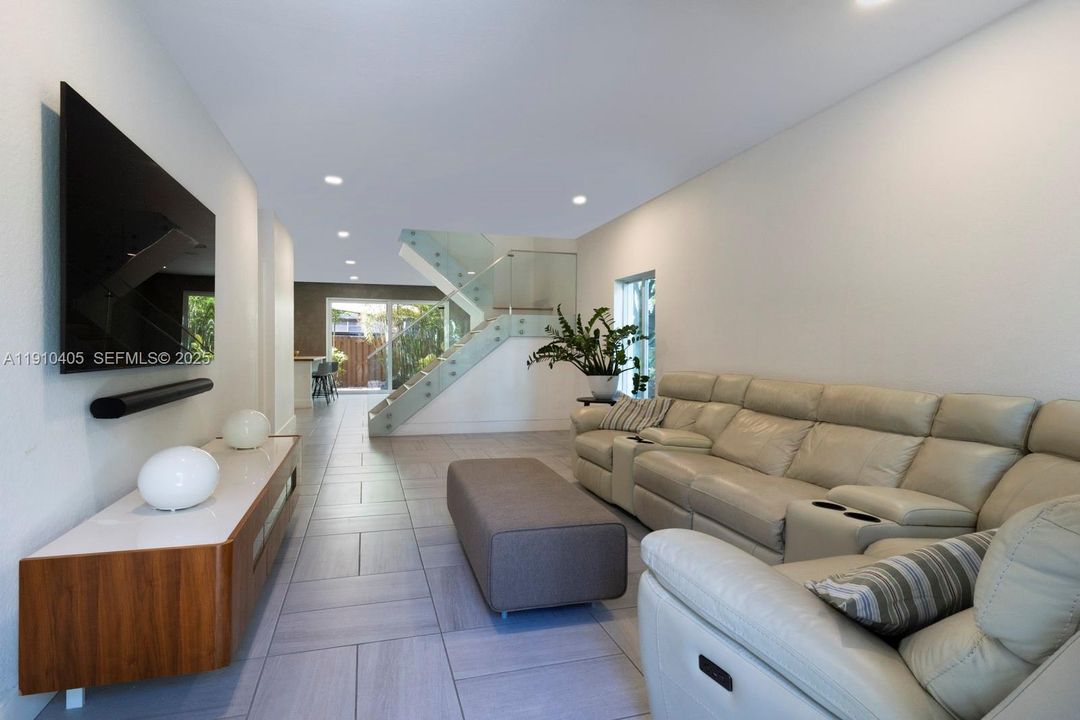 En Venta: $655,000 (4 camas, 3 baños, 1808 Pies cuadrados)