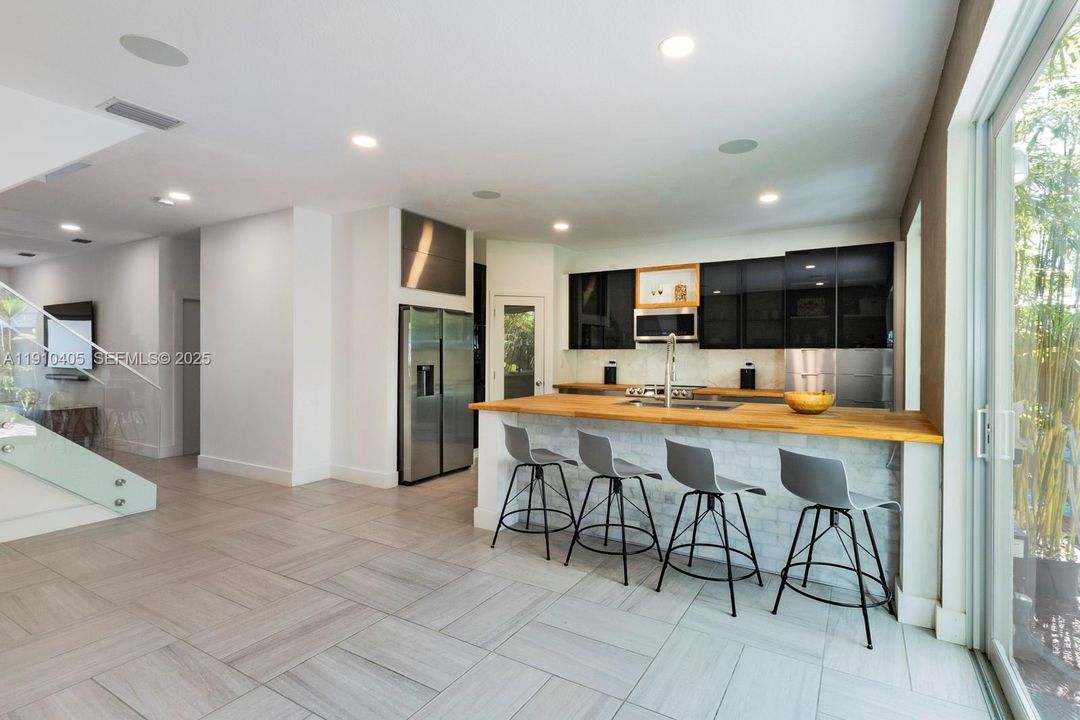 En Venta: $655,000 (4 camas, 3 baños, 1808 Pies cuadrados)