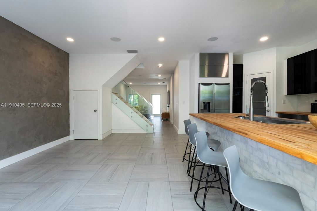 En Venta: $655,000 (4 camas, 3 baños, 1808 Pies cuadrados)