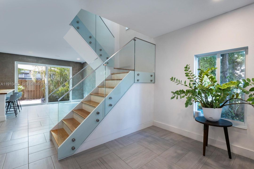 En Venta: $655,000 (4 camas, 3 baños, 1808 Pies cuadrados)