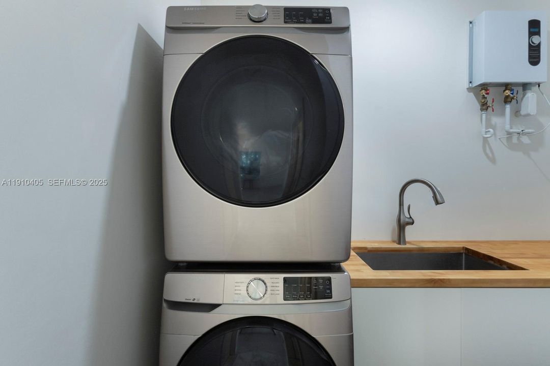 En Venta: $655,000 (4 camas, 3 baños, 1808 Pies cuadrados)