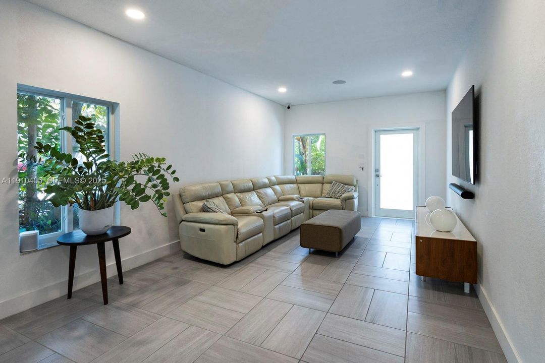 En Venta: $655,000 (4 camas, 3 baños, 1808 Pies cuadrados)