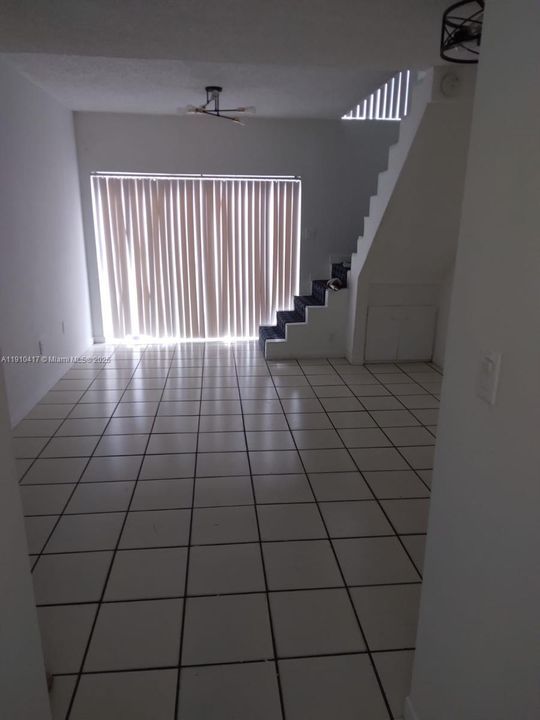 Recently Sold: $189,000 (1 beds, 1 baths, 737 Square Feet)