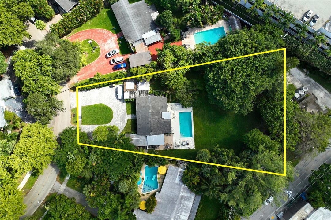 En Venta: $2,280,000 (0.63 acres)