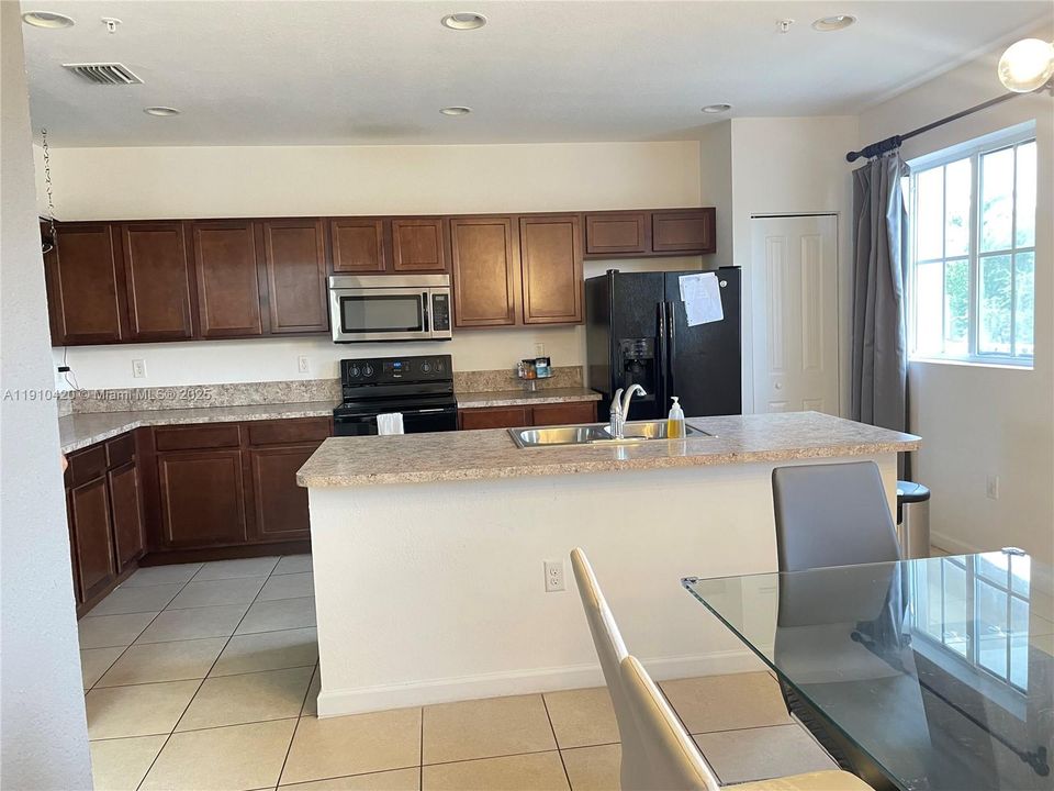 出租: $2,800 (3 贝兹, 2 浴室, 3120 平方英尺)