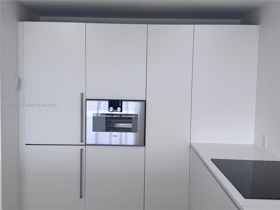 合同活跃: $2,500 (1 贝兹, 1 浴室, 755 平方英尺)