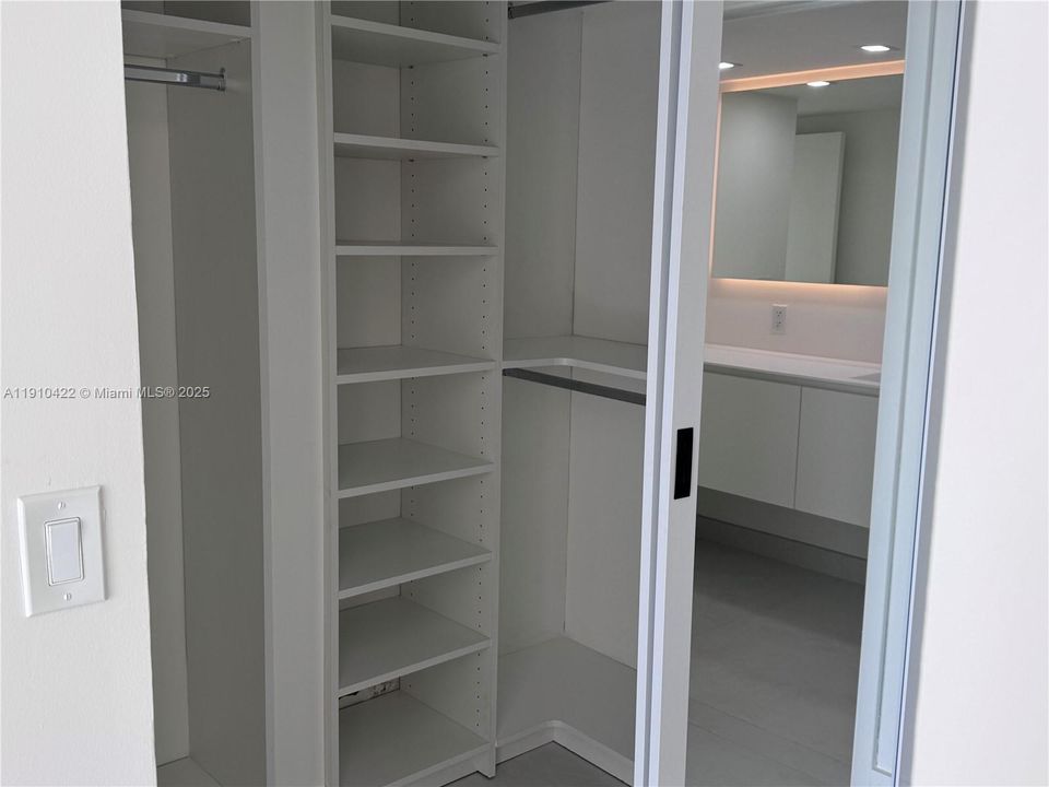 合同活跃: $2,500 (1 贝兹, 1 浴室, 755 平方英尺)