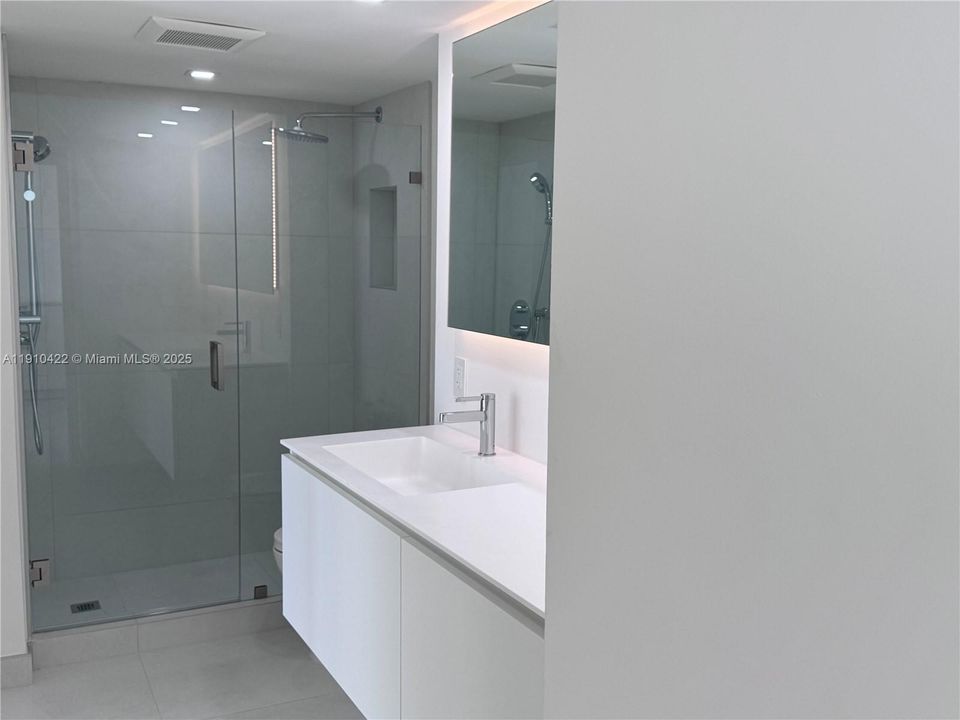 合同活跃: $2,500 (1 贝兹, 1 浴室, 755 平方英尺)