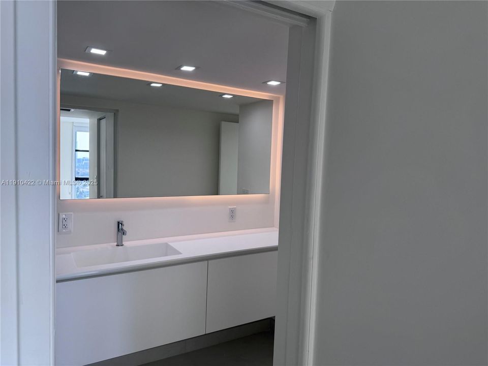 合同活跃: $2,500 (1 贝兹, 1 浴室, 755 平方英尺)