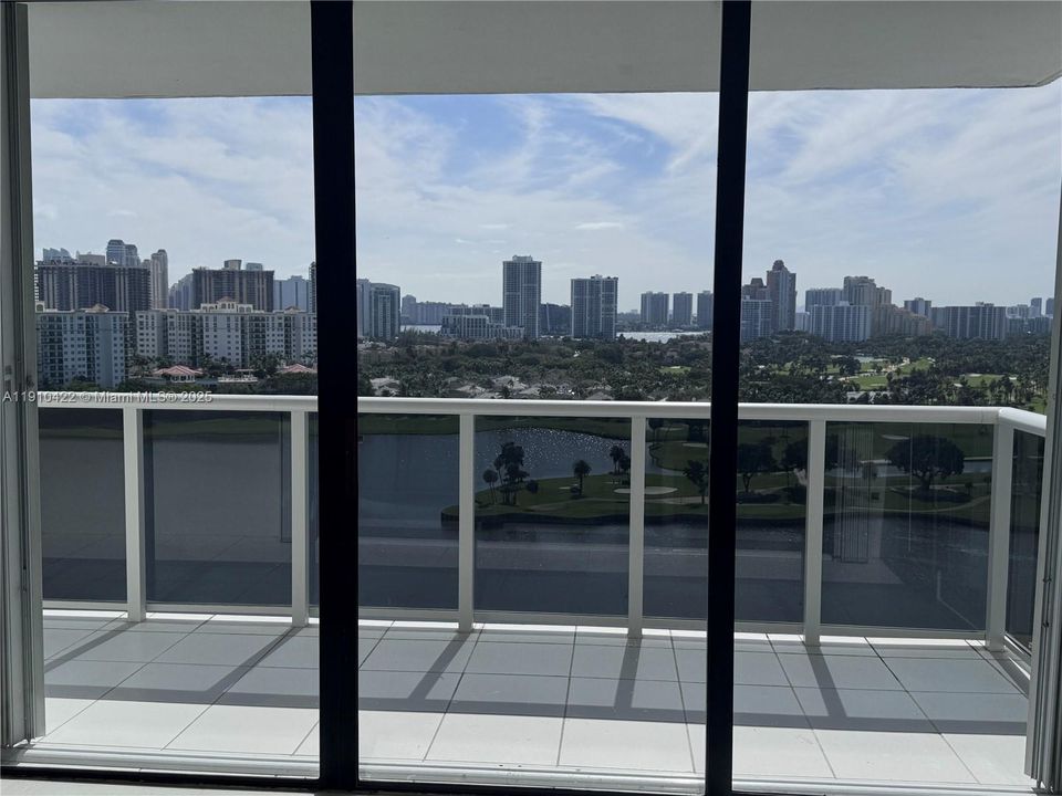 合同活跃: $2,500 (1 贝兹, 1 浴室, 755 平方英尺)