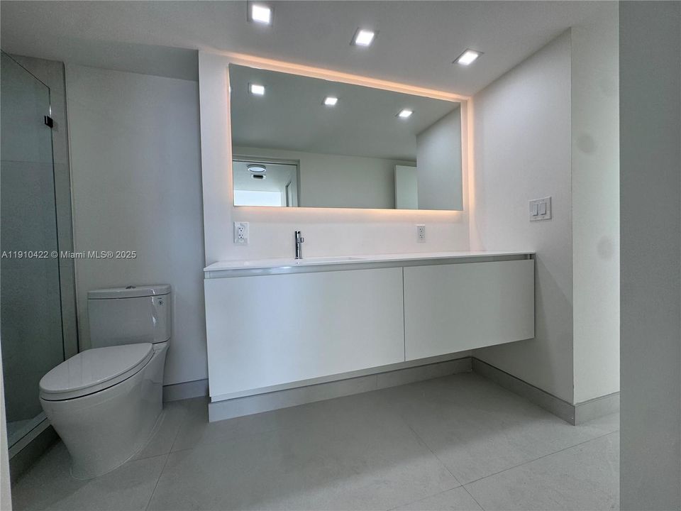 合同活跃: $2,500 (1 贝兹, 1 浴室, 755 平方英尺)