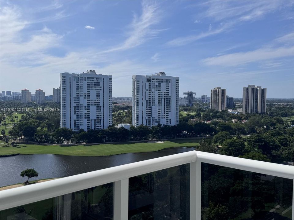 合同活跃: $2,500 (1 贝兹, 1 浴室, 755 平方英尺)