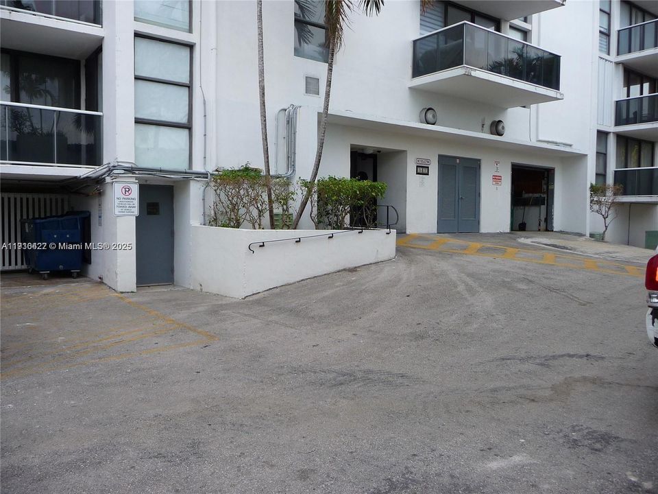 合同活跃: $2,500 (1 贝兹, 1 浴室, 755 平方英尺)