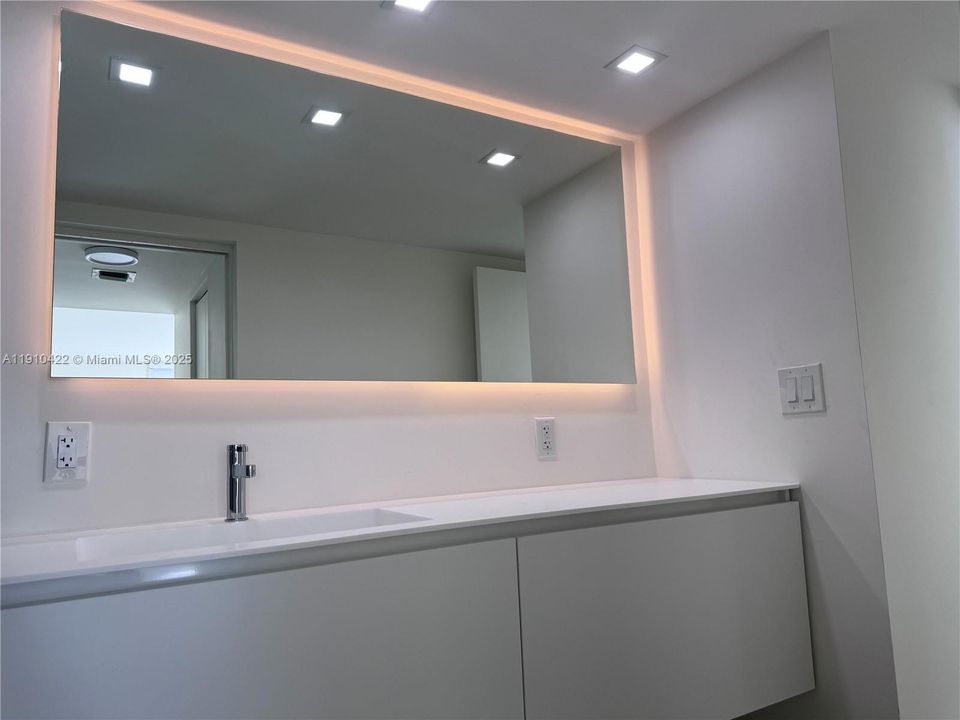 合同活跃: $2,500 (1 贝兹, 1 浴室, 755 平方英尺)