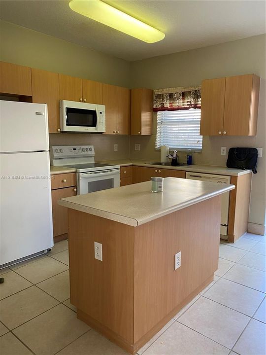 For Sale: $305,000 (2 beds, 2 baths, 1166 Square Feet)