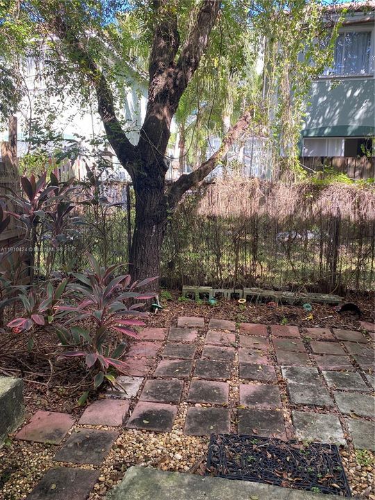 For Sale: $305,000 (2 beds, 2 baths, 1166 Square Feet)