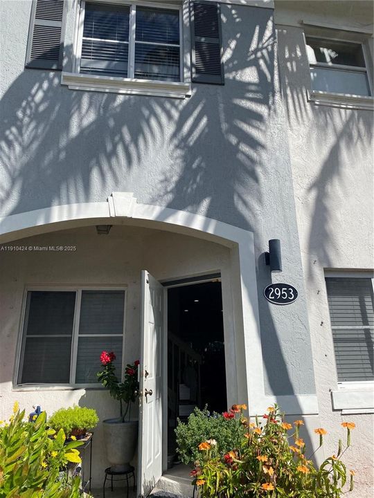 For Sale: $305,000 (2 beds, 2 baths, 1166 Square Feet)