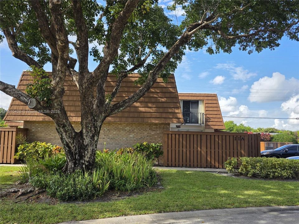 Под контрактом: $2,300 (2 спален, 2 ванн, 1325 Квадратных фут)