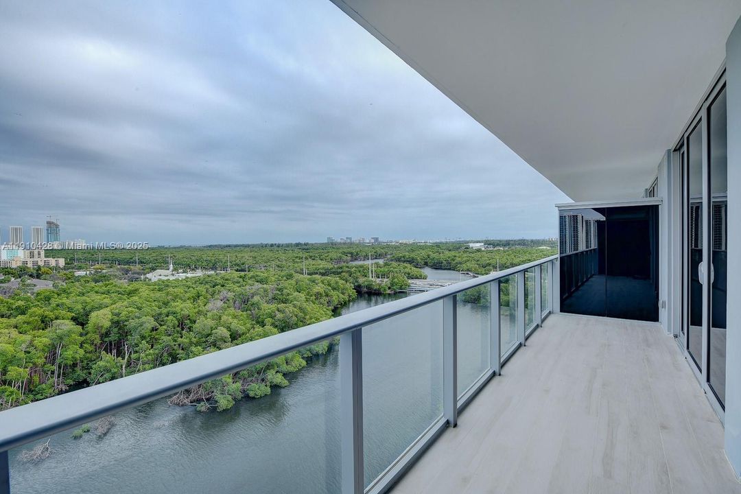 For Sale: $639,000 (2 beds, 2 baths, 1119 Square Feet)